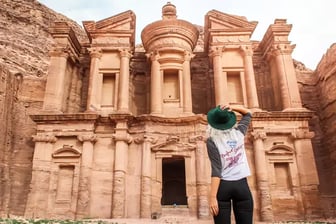 EEYJ_jordan_Petra_traveller_behind
