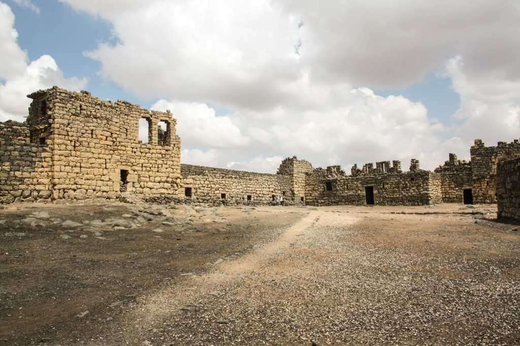 jordan-desert-castles-qasr-azraq-courtyard-1024x683
